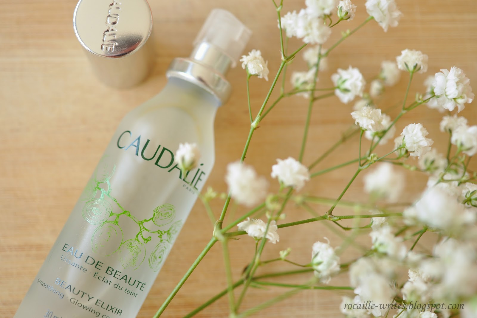 Caudalie Beauty Elixir giúp làn da thức tỉnh với mùi hương thanh mát chiết xuất từ bạc hà, hương thảo, nho và hoa hồng tươi.