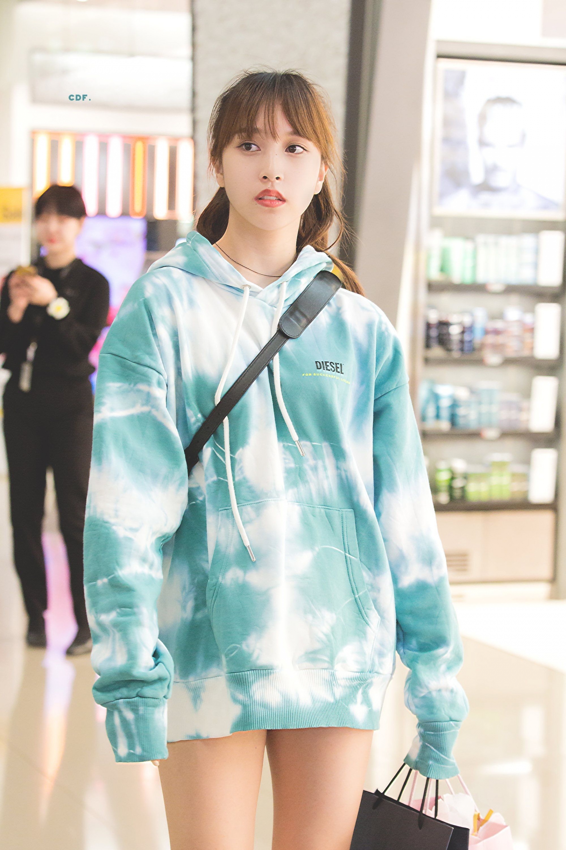 Mina (TWICE) xinh xắn với áo hoodie tie-dye. Ảnh: Internet