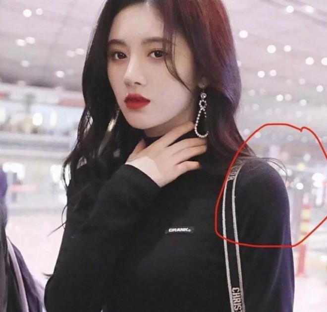 Netizen đã tìm ra bằng chứng cô nàng sử dụng miếng độn vai