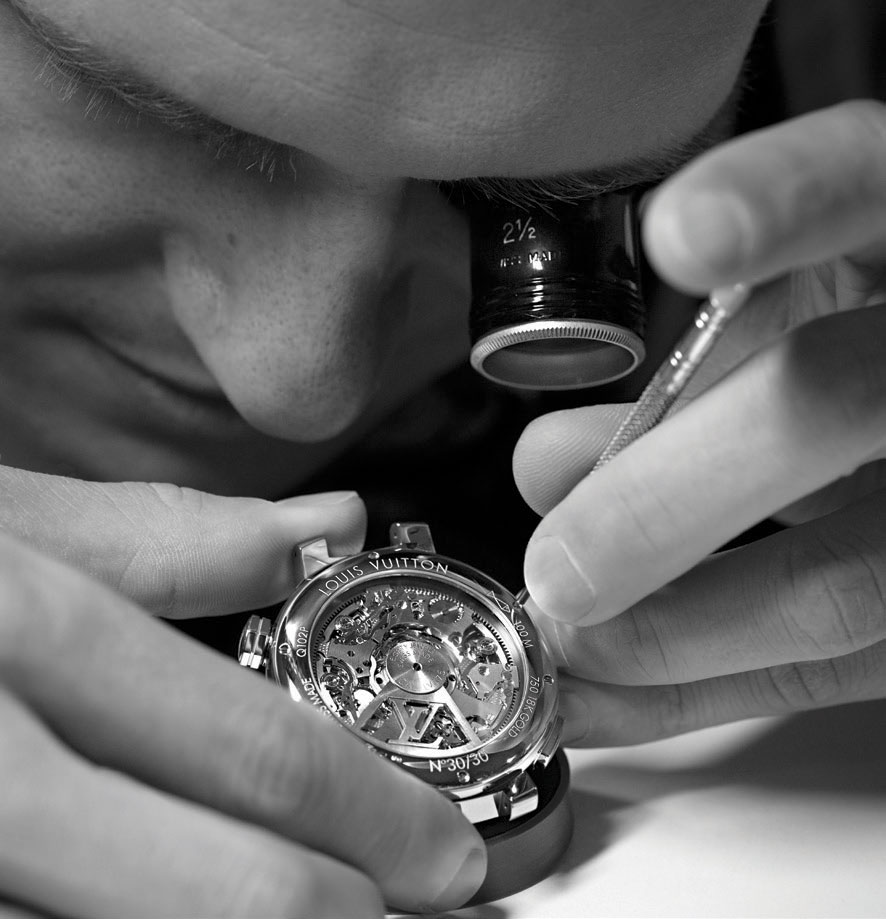 Từng chiếc đồng hồ Tambour là sự kết tinh giữa trái tim và khối óc của các nghệ nhân xưởng La Fabrique du Temps Louis Vuitton