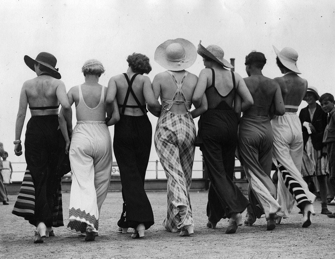 Bộ đồ ngủ rộng rãi được phụ nữ mặc ở bãi biển năm 1934