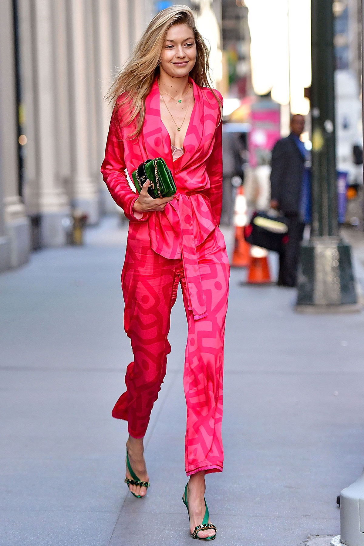 Gigi Hadid diện trang phục hồng ấn tượng