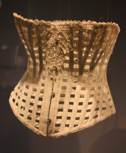 Xương cá voi được sử dụng để củng cố corset