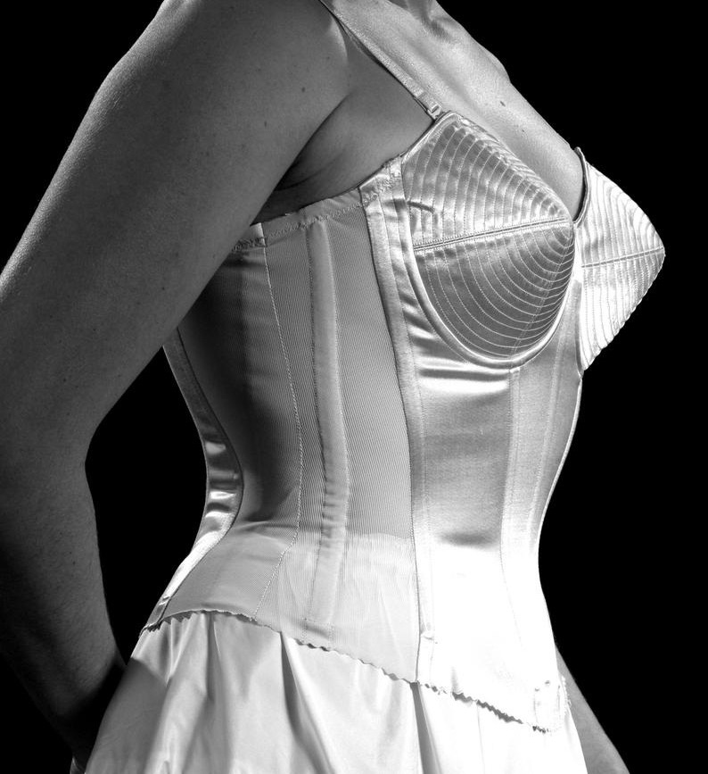 Bật mí quan điểm về vẻ đẹp của phương Tây thông qua lịch sử corset và nội y định dáng - Ảnh 5