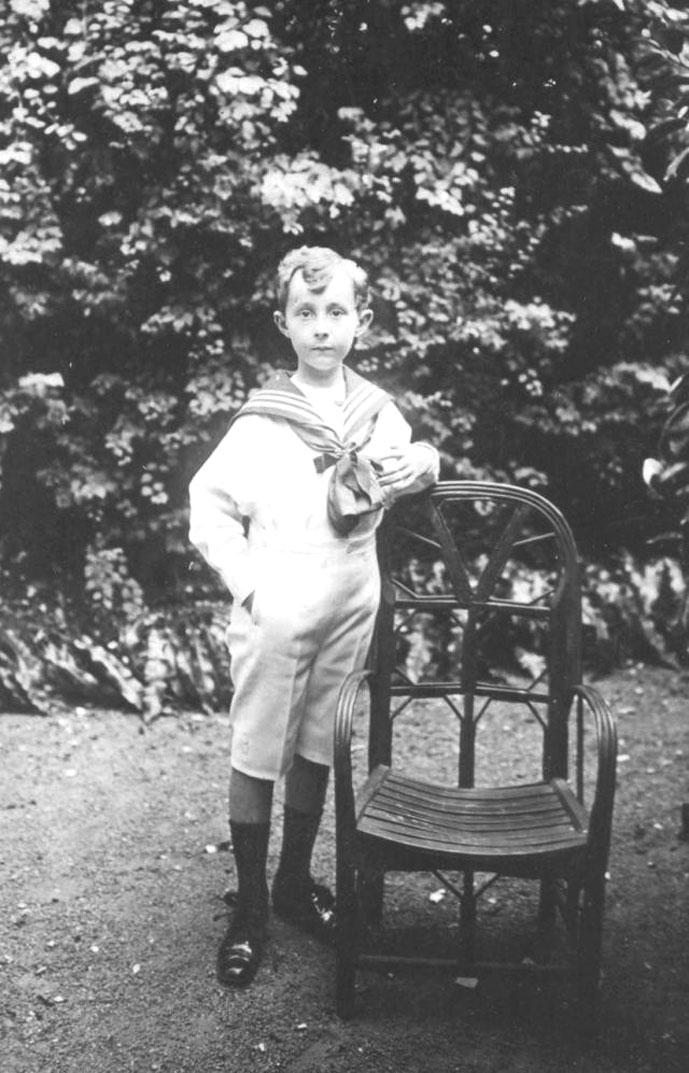 Cậu bé Christian Dior tại khu vườn của mình