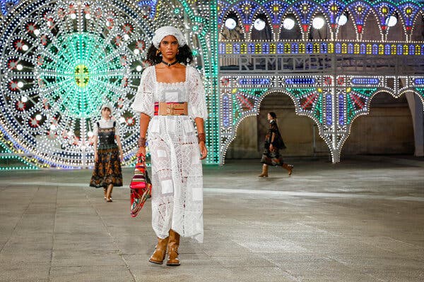 BST Dior Cruise 2021: Sự thăng hoa của những nghệ nhân bản địa và làng nghề thủ công nước Ý