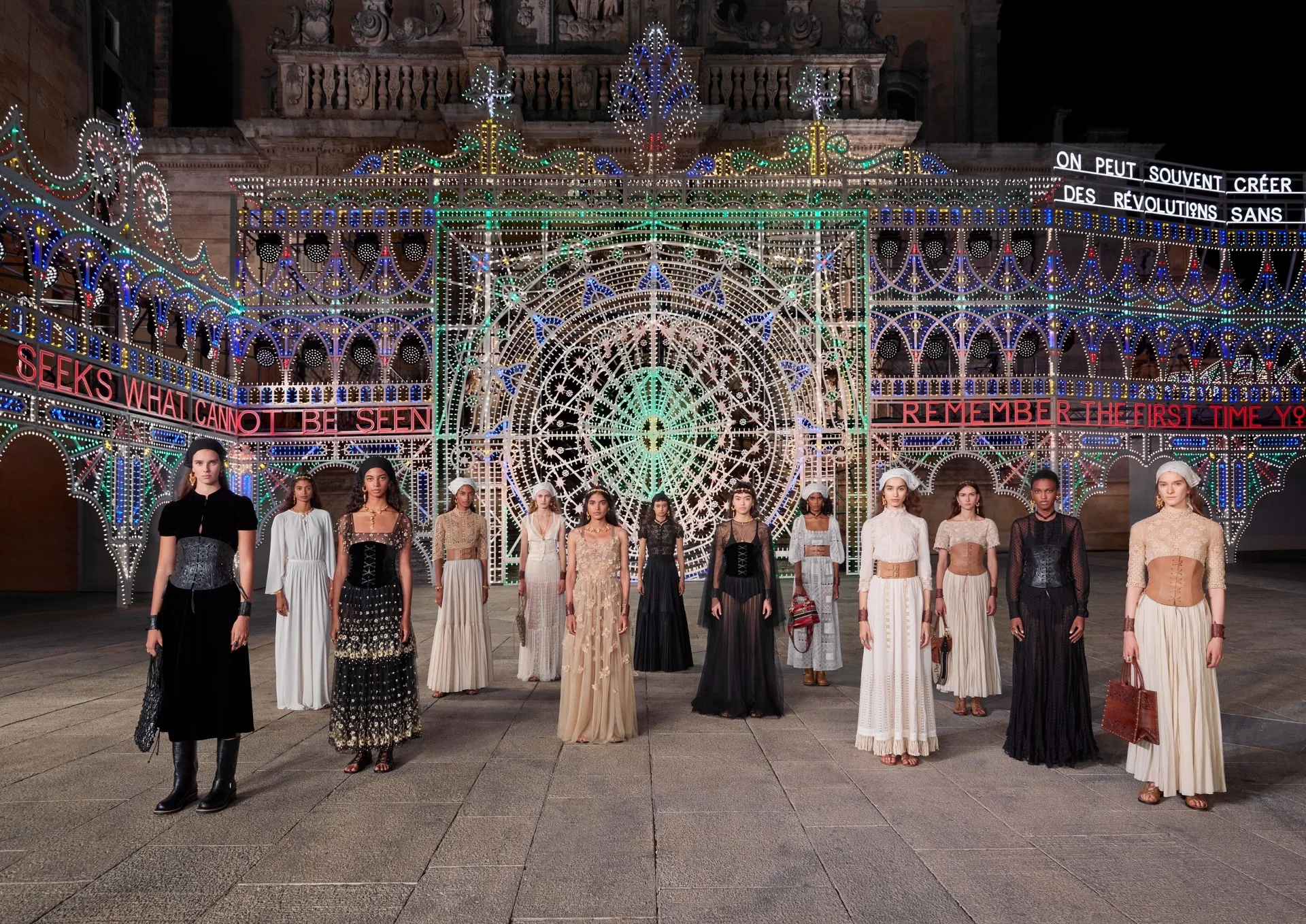 BST Dior Cruise 2021: Sự thăng hoa của những nghệ nhân bản địa và làng nghề thủ công nước Ý - Ảnh 1