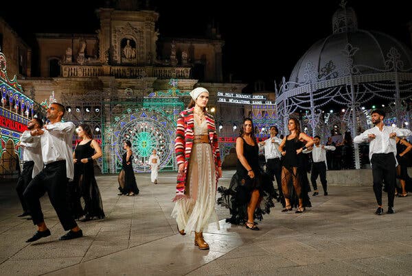 BST Dior Cruise 2021: Sự thăng hoa của những nghệ nhân bản địa và làng nghề thủ công nước Ý - Ảnh 8