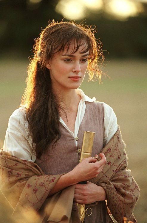 Nữ chính Elizabeth Bennet (Keira Knightley thủ vai) thường mặc trang phục có gam màu đất