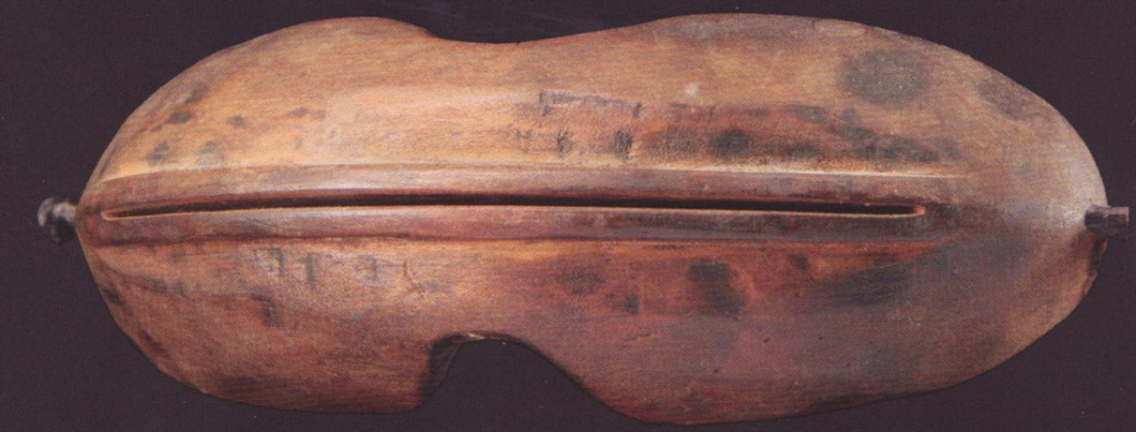 Hiện vật kính mát bằng gỗ được các nhà khảo cổ tìm thấy ở vùng Alaska