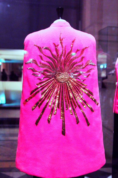 Dù Schiaparelli không phải là người đầu tiên đem sắc hồng vào trong các thiết kế thời trang, nhưng trước bà chưa từng ai sử dụng màu hồng cháy với tần suất dày đặc đến vậy. Trong ảnh là một thiết kế áo choàng của Elsa Schiaparelli