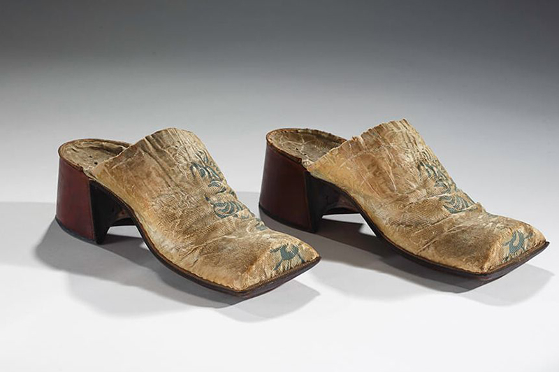 Hình ảnh một đôi giày cao gót dành cho nam giới trong lịch sử