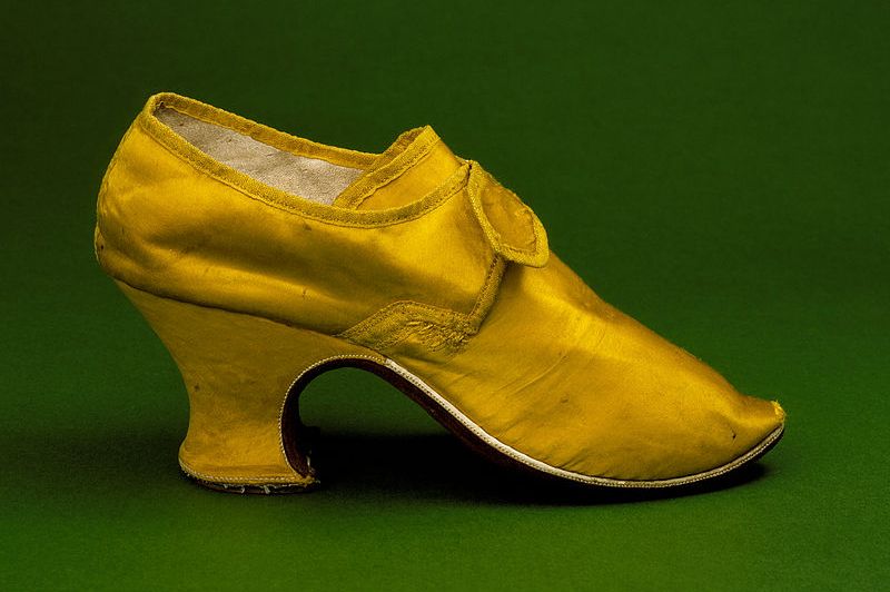Sự ra đời của máy khâu đã đưa thiết kế của giày cao gót lên một tầm cao mới