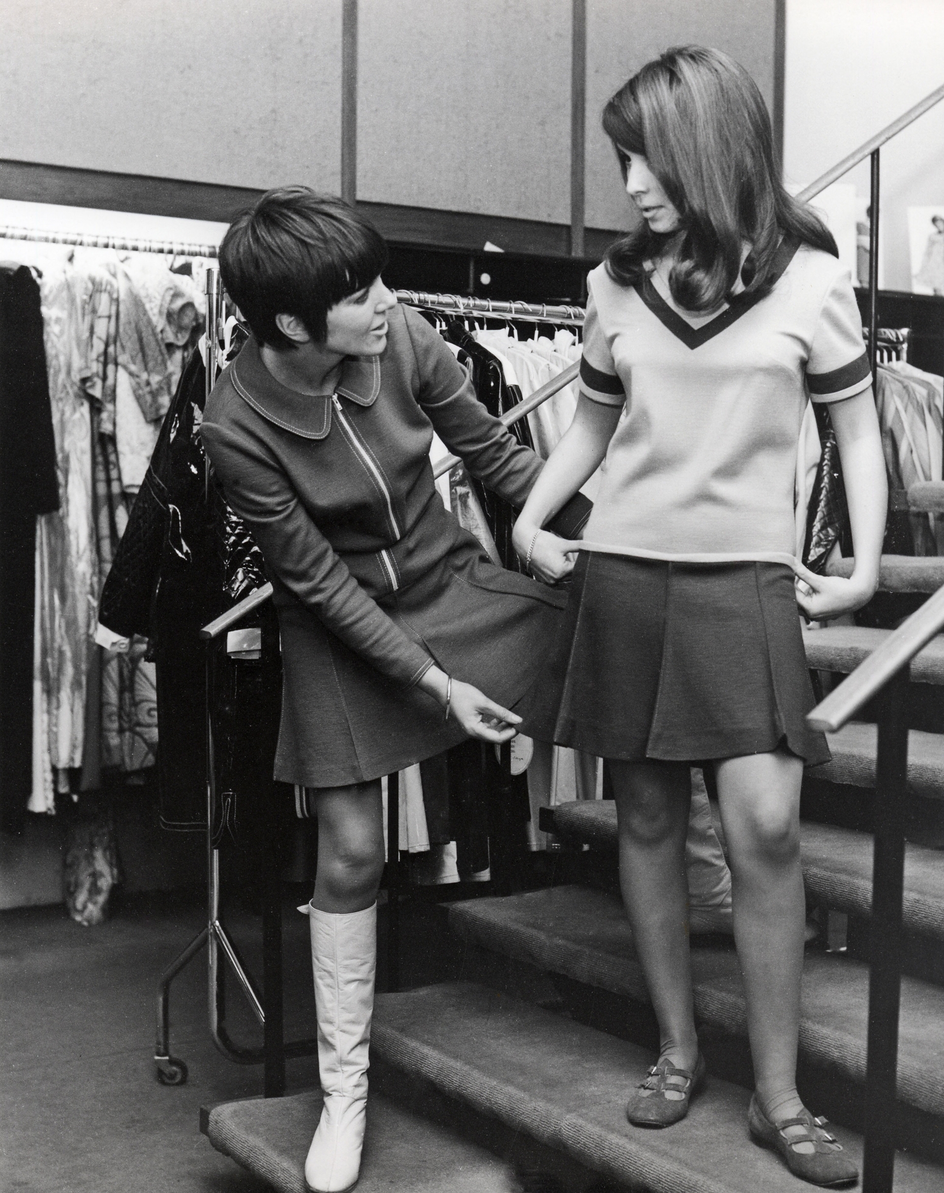Mary Quant (bên trái) là nhà thiết kế cho ra đời chiếc váy mini-skirt