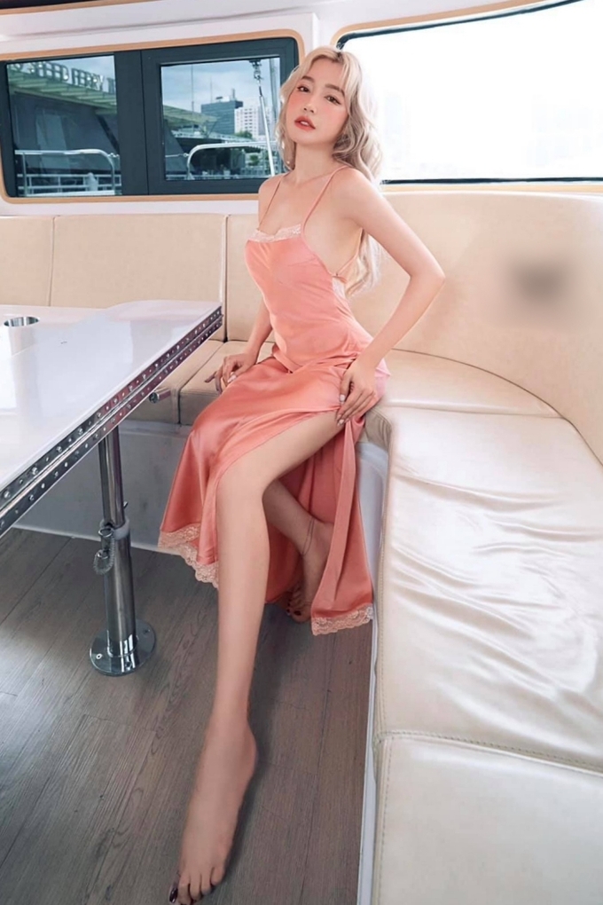 Elly Trần gây 'bỏng mắt' với chiếc váy maxi lụa