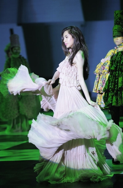 Nữ ca sĩ Thuỷ Tiên trong buổi trình diễn BST 'Antique Fashion'