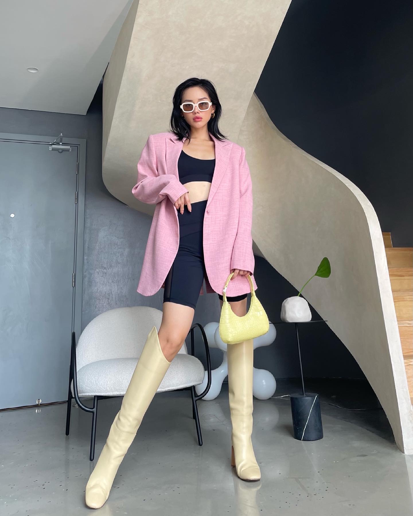 'Cô em trendy' Khánh Linh trông vô cùng thời thượng khi mặc một chiếc áo khoác blazer bên ngoài bộ đồ thể thao bó sát, kết hợp thêm đôi boots da cao cổ