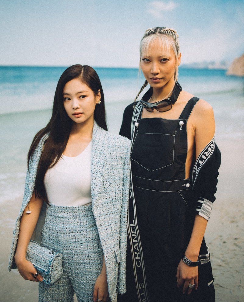 Park Soo Joo và Jennie (BLACKPINK) chụp hình chung tại một buổi trình diễn thời trang của Chanel