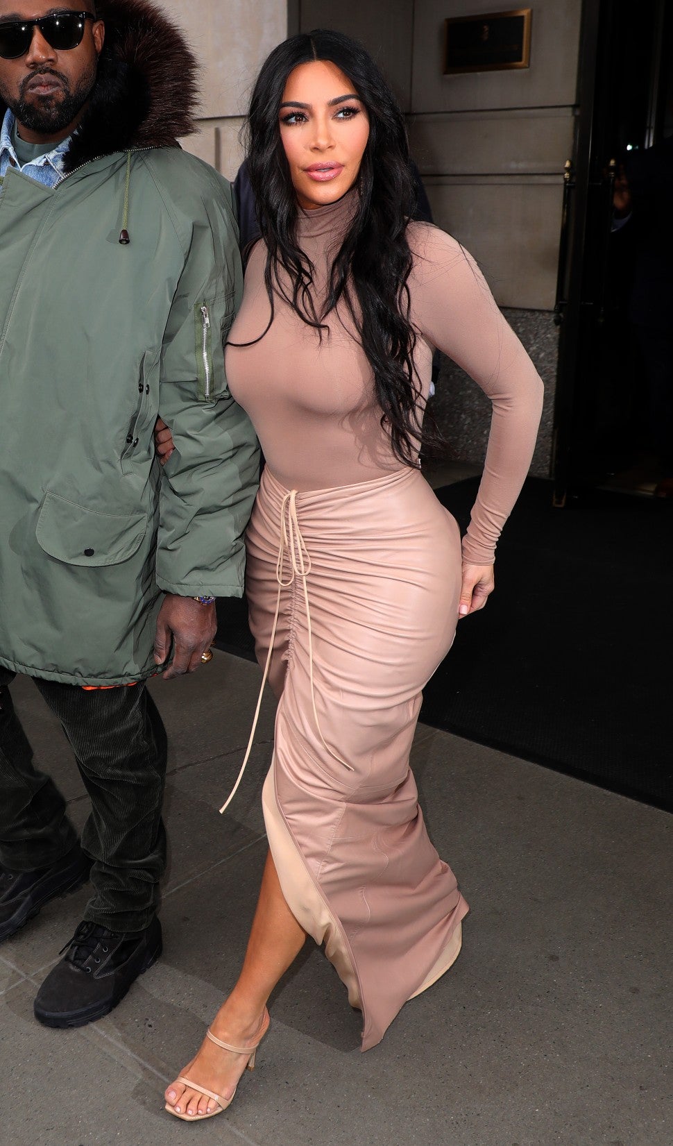 Kim Kardashian là ngôi sao đặc biệt yêu thích những item áo váy rút dây. Chúng giúp cô che đi những điểm phô của cơ thể, tạo điểm nhấn vào đường cong quyến rũ