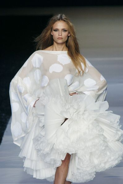 Siêu mẫu người Nga toả sáng trong chiếc đầm trắng tại show diễn ra mắt BST Xuân Hè 2005 của Emilio Ungaro