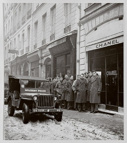 Lính Mỹ xếp hàng trước cửa tiệm Chanel tại số 31 đường Cambon để chờ mua nước hoa Chanel No.5