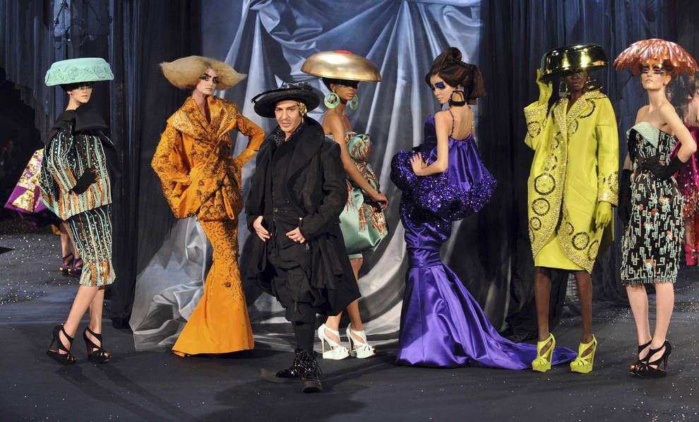 Dior buộc phải sa thải John Galliano để làm dịu dư luận