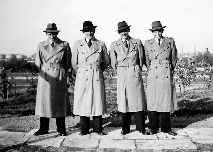 Thương hiệu Burberry đã cho ra đời mẫu áo khoác dài trench coat