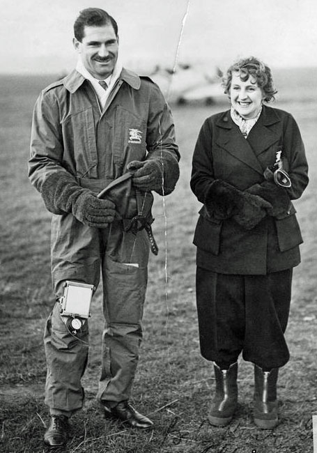 Arthur Clouston và Betty Kirby–Green trong trang phục của Burberry