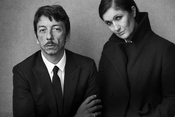 Nhờ tài năng và sự nhạy bén của mình, Maria Grazia Chiuri (phải) và Pierpaolo Piccioli (trái) đã có những đóng góp không nhỏ trong việc nâng tầm tên tuổi của thương hiệu Valentino trên toàn thế giới
