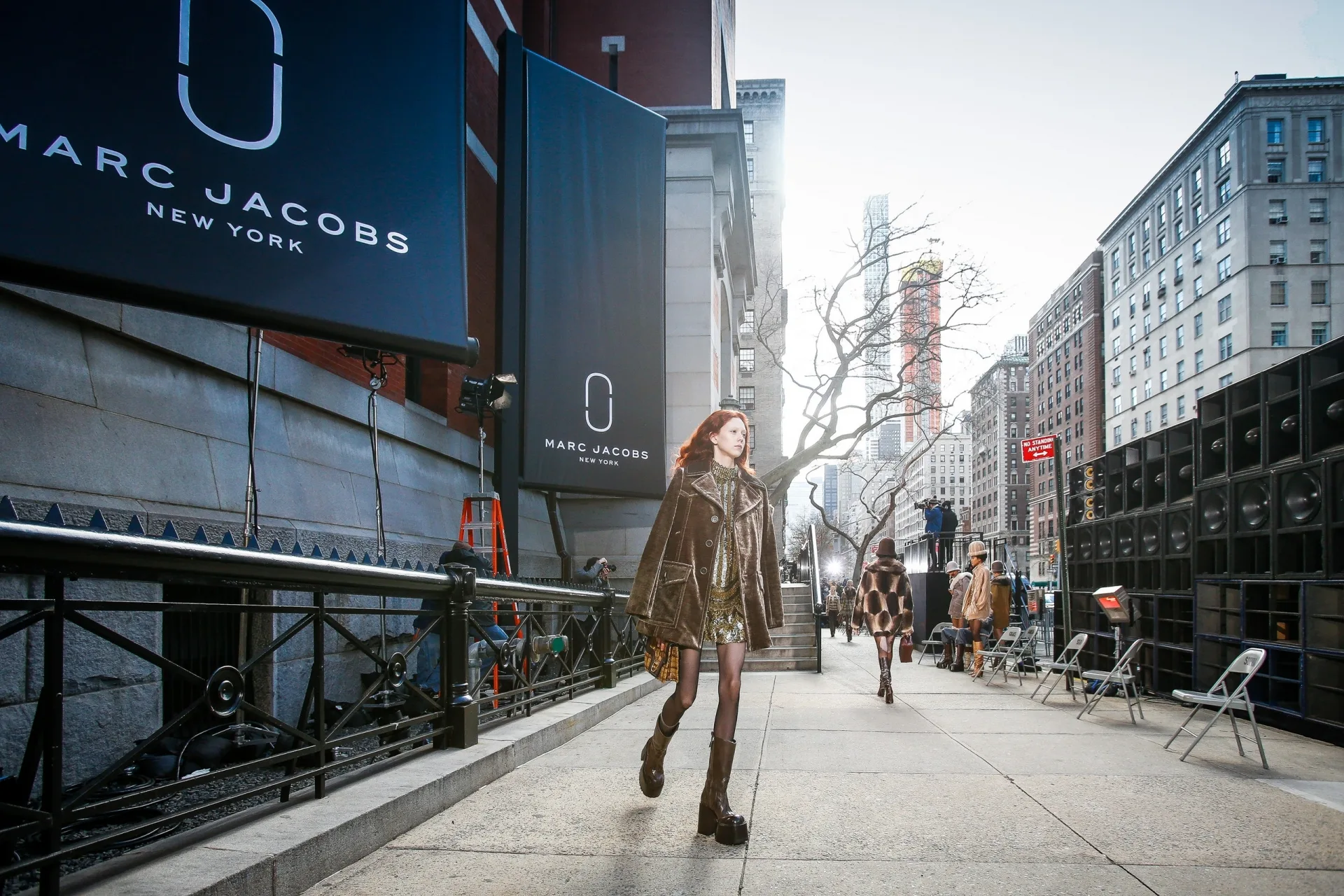 Tất tần tật những điều bạn cần biết về thương hiệu thời trang Marc Jacobs - Ảnh 1