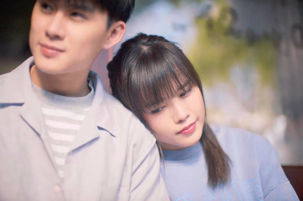 Cả thế giới ra mà xem Thiều Bảo Trâm mặc lại áo cũ của sếp Tùng trong MV