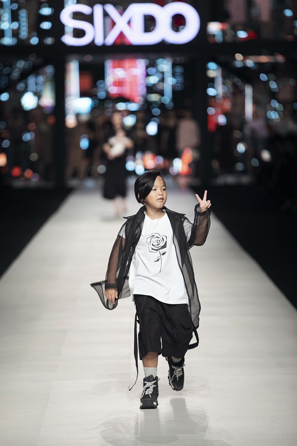 Bé Nhím - con trai Đỗ Mạnh Cường mở đầu buổi trình diễn tại SIXDO. Nhím catwalk đầy tự tin và năng động trên sân khấu mang đến sự hồ hởi, thích thú cho hơn 2000 khán giả có mặt.