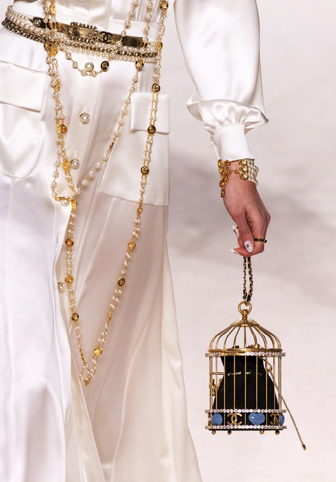 Túi xách lồng chim quý tộc Chanel khiến Cô em Trendy cùng nhiều minh tinh thế giới thi nhau săn đón - Ảnh 1