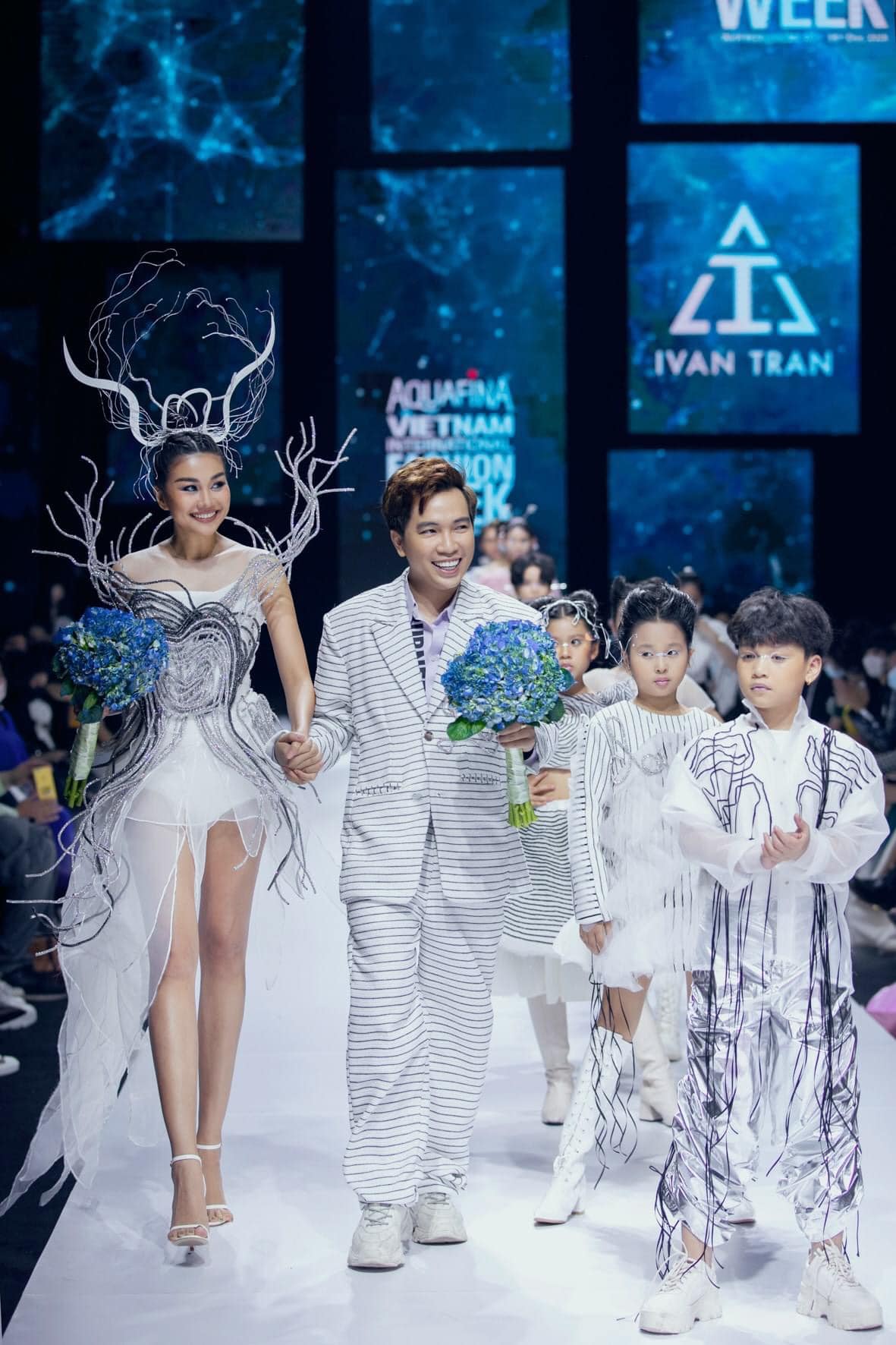 NTK Ivan Trần sánh bước cùng Thanh Hằng tại Aquafina Fashion Week 2020 (Ảnh: The Face Vietnam)