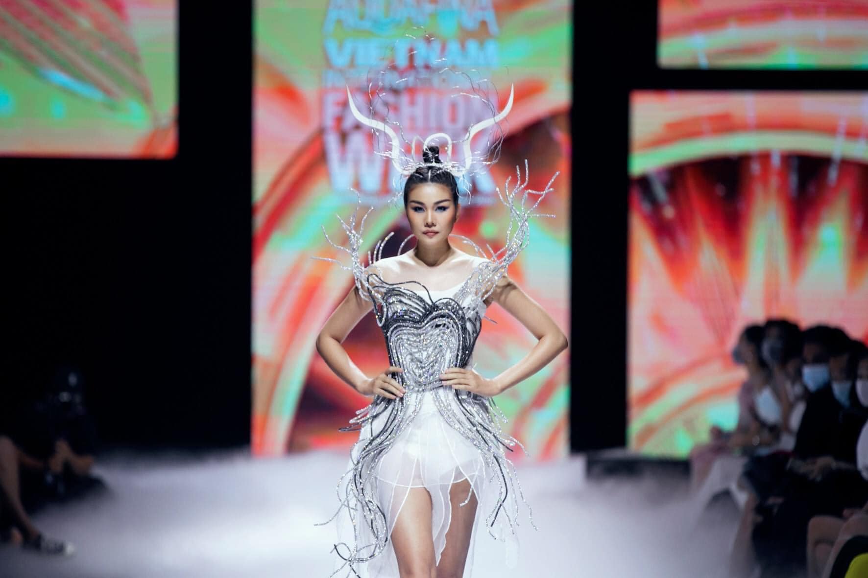 Thanh Hằng trình diễn trang phục của NTK Ivan Trần tại Aquafina Fashion Week 2020 (Ảnh: The Face Vietnam)