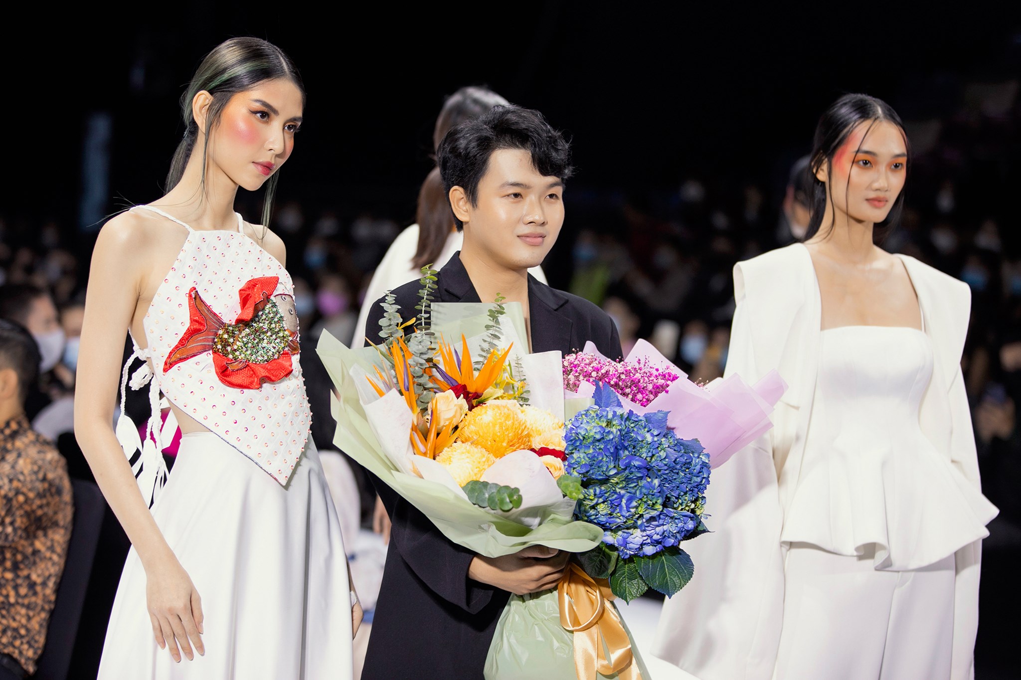 Quỳnh Anh, Thùy Dương thần thái sải bước trong trang phục của sinh viên các trường Đại Học tại sàn diễn AVIFW 2020