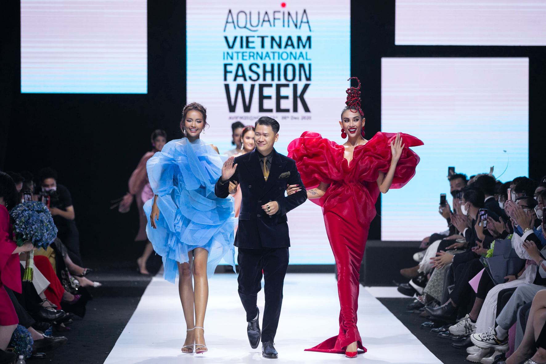 NTK Hoàng Minh Hà sánh bước cùng các người mẫu tại AVIFW2020