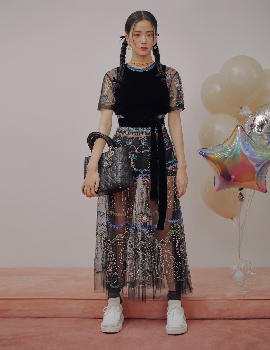 Jisoo (BLACKPINK) trong sự kết hợp độc đáo của những món đồ từ nhà mốt Dior. Outfit của cô nàng còn được nhấn nhá thêm với các mẫu sneaker Dior’s D-Connect.