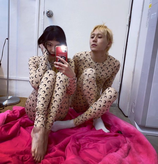 HyunA và bạn trai Diện đồ đôi bó sát pose hình