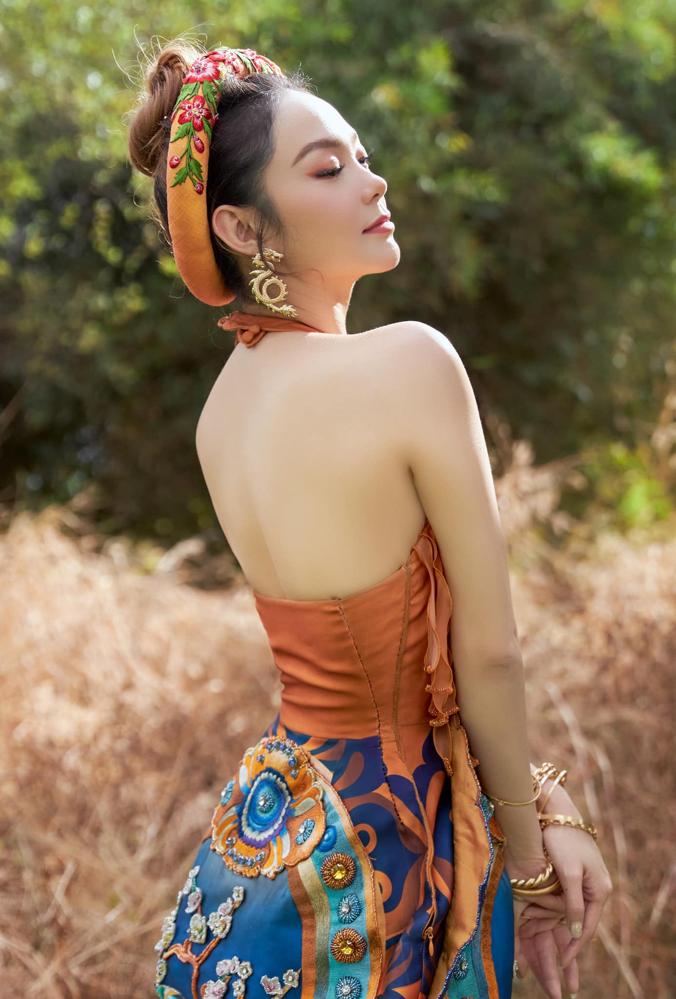 Trong set áo yếm + váy của NTK Thủy Nguyễn, cô đầy ắp vẻ nữ tính trong vẻ e ấp truyền thống.
