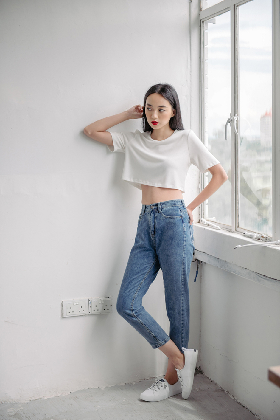 Quần jeans áo thun là style phù hợp với những bạn năng động, yêu thích sự đơn giản.