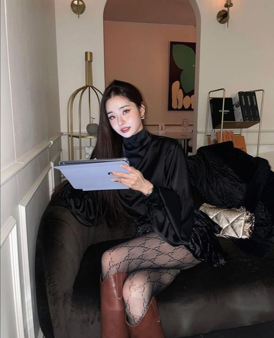 Quần tất có hoa văn tạo điểm nhấn cho đôi chân của bạn, tăng thêm vẻ quyến rũ.