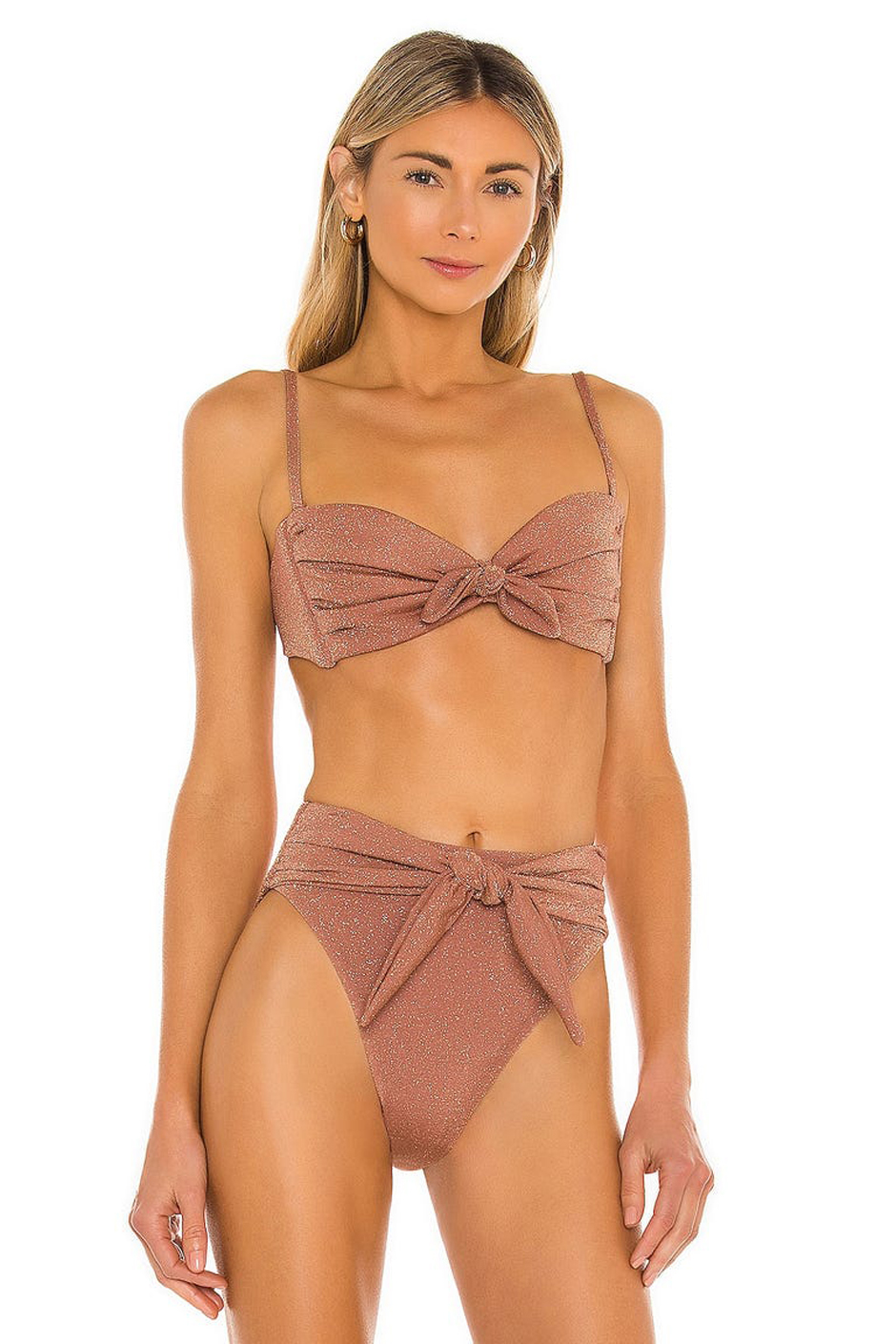 Bộ đồ nhũ được nhấn bằng nơ thắt khiến bạn thêm nữ tính hơn.