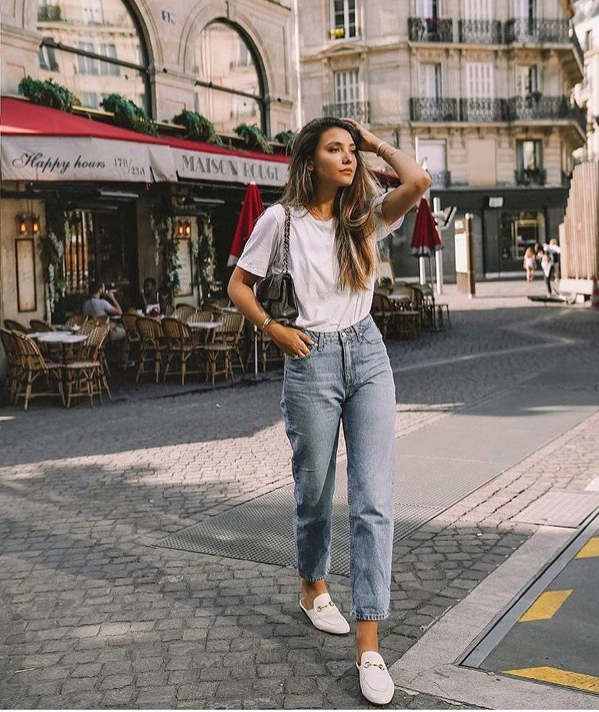 Bạn cần sắm cho mình những bộ quần áo đơn giản, luôn hợp mốt như quần jeans áo thun.