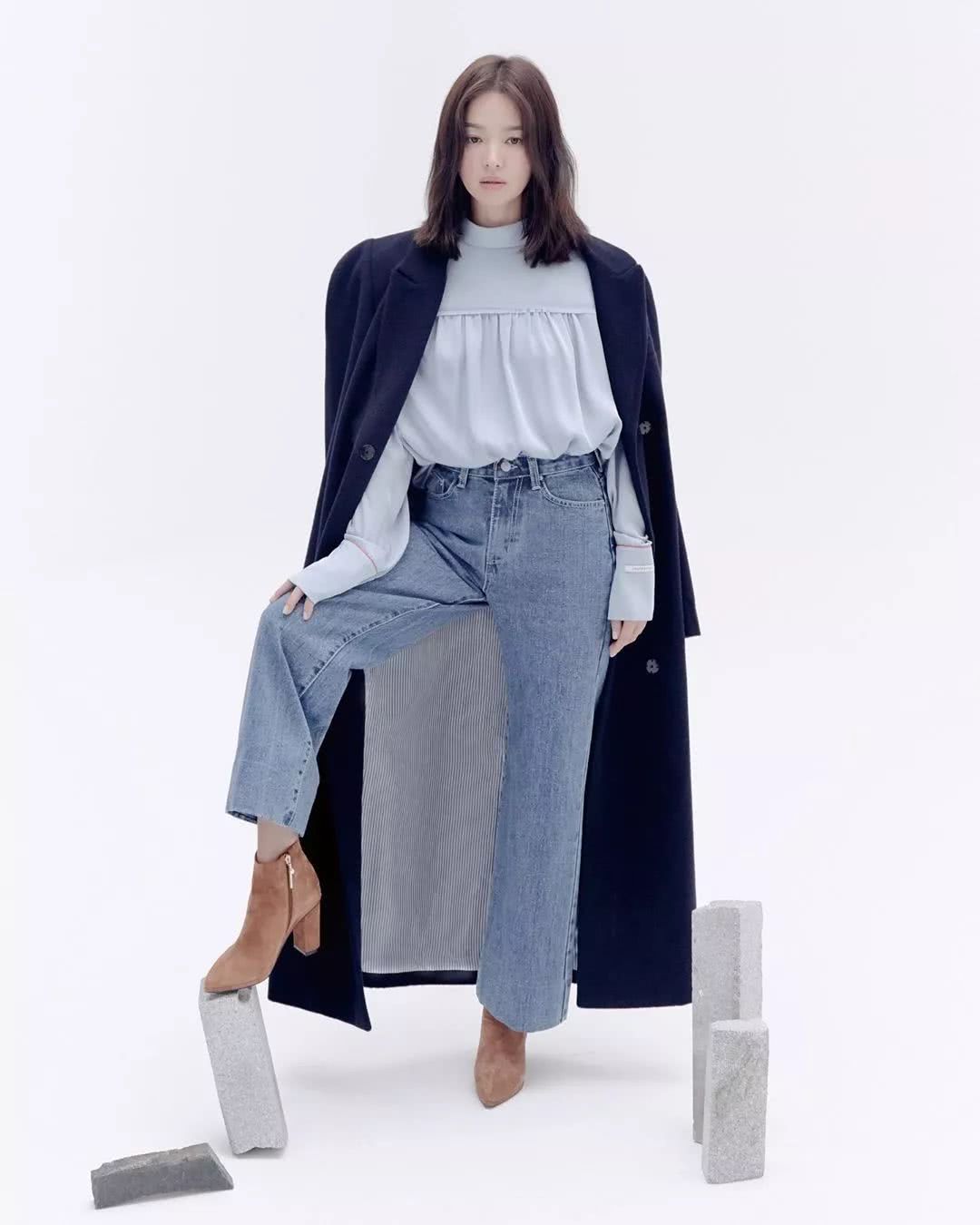 Song Hye Kyo với tạo hình thời thượng cùng quần jeans ống rộng và boots ngắn cổ