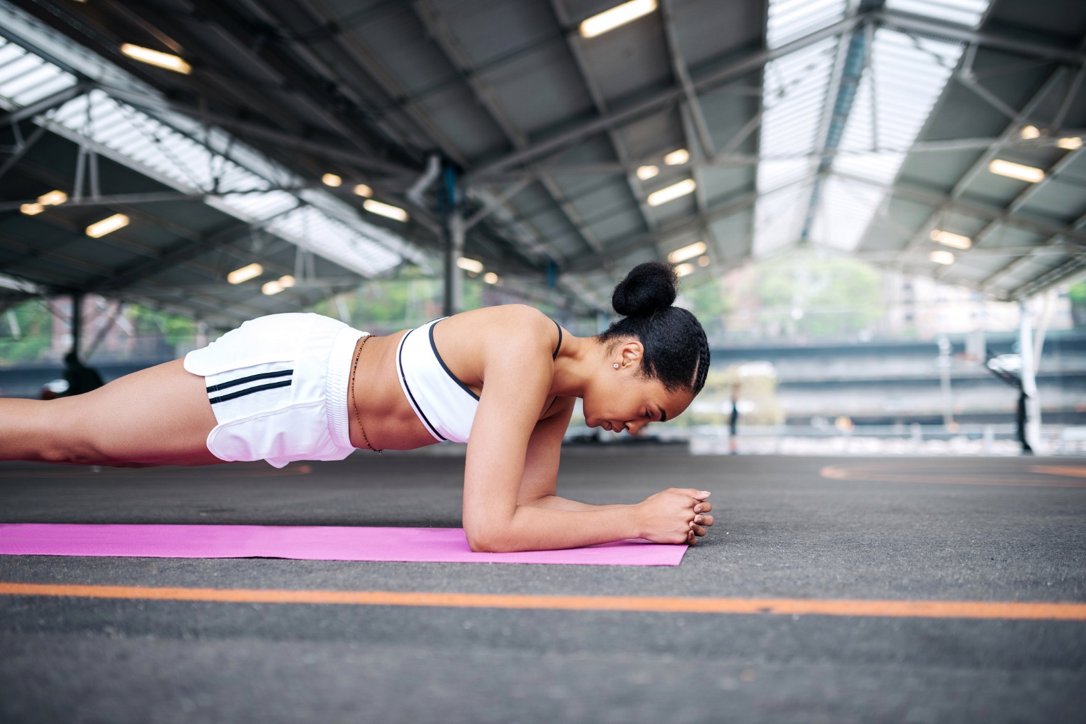 Plank thấp sẽ tác động vào các nhóm cơ mông, bụng, lưng & tay