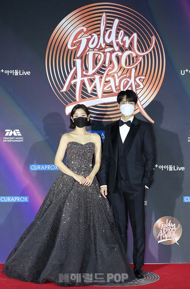 Park So Dam với váy đen công chúa lấp lánh sánh bước bên Lee Seung Gi