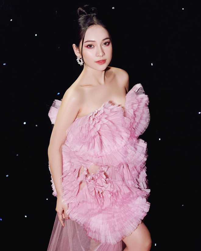 Sara Lưu xinh đẹp với váy hồng bèo nhún, nữ tính mà không hề sến súa. Bộ đầm che toàn bộ vòng 2 nếu chẳng may 'mũm mĩm' của cô