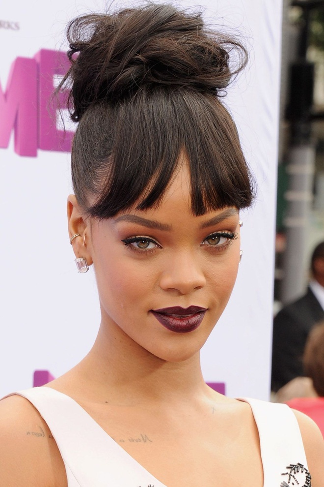 Tóc búi xù và môi trầm đem đến cho Rihanna tạo hình quyến rũ