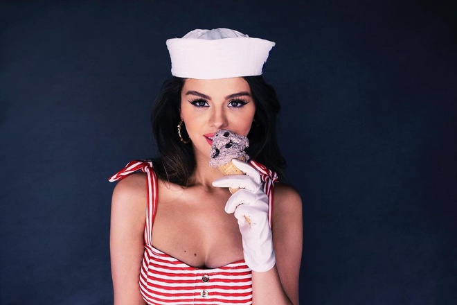 Trong MV kết hợp cùng BlackPink Ice Cream, Selena hút mắt người xem với tạo hình thuỷ thủ cùng bikini kẻ đỏ trắng, cổ chữ V. 